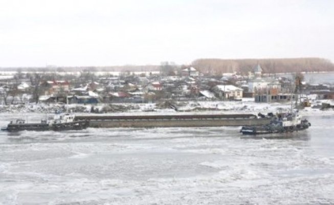 Nava Vega, închiriată să spargă gheaţa de pe Dunăre